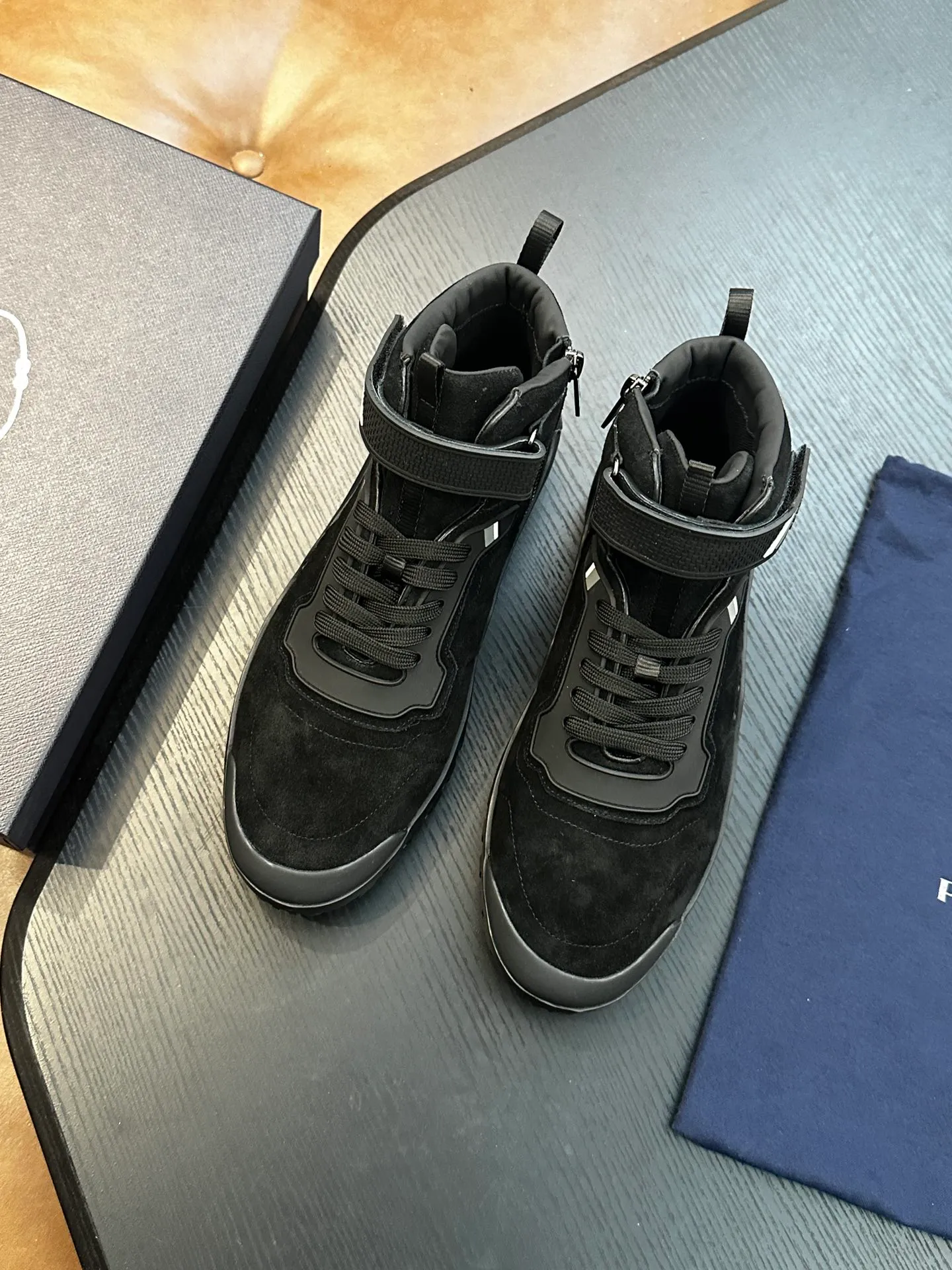 [ PRADA ] Top P: 880💰 ▪️Size: 39-44 (customized at 38.45) Prad*Prada (Mauri order can be made) new men's nylon fabric sneakers This casual sneaker combines elegant and innovative design. It is made of nylon stretch fabric and has a slip-on design. The upper strap is equipped with an adjustable metal buckle, and the letters "PRADA" are eye-catching on the side of the shoe. Comes with full original packaging!